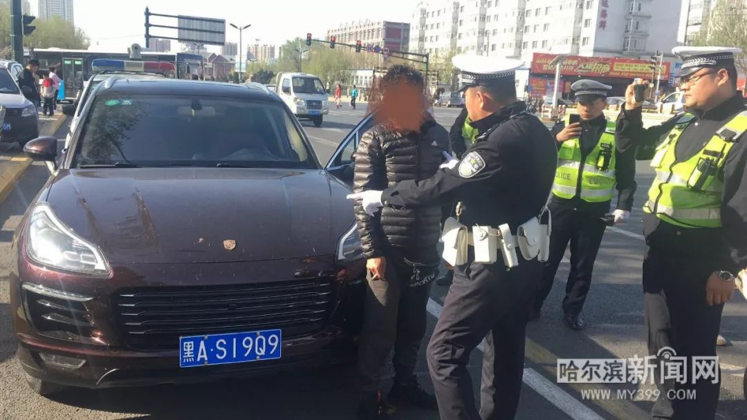 Cảnh sát giao thông đang chỉ ra những sai phạm cho chủ nhân chiếc Zotye SR9 độ logo Porsche