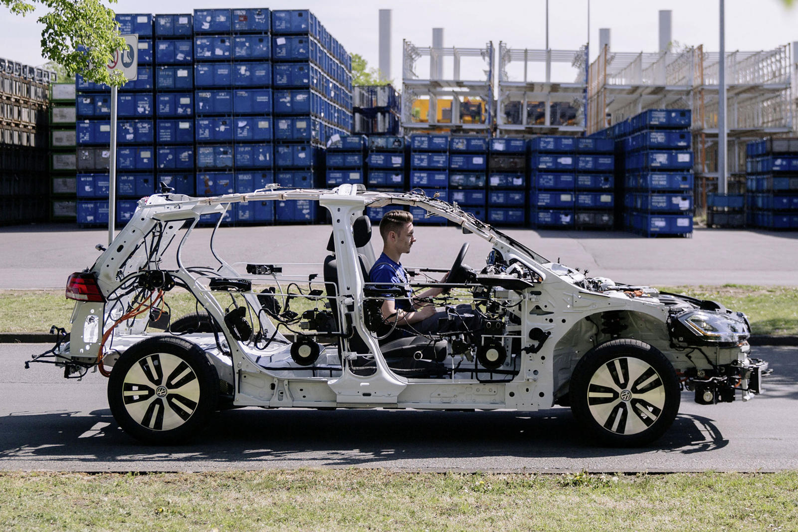 Bị lột trần vỏ ngoài, chiếc Volkswagen e-Golf hay eGon này vẫn có thể vận hành bình thường