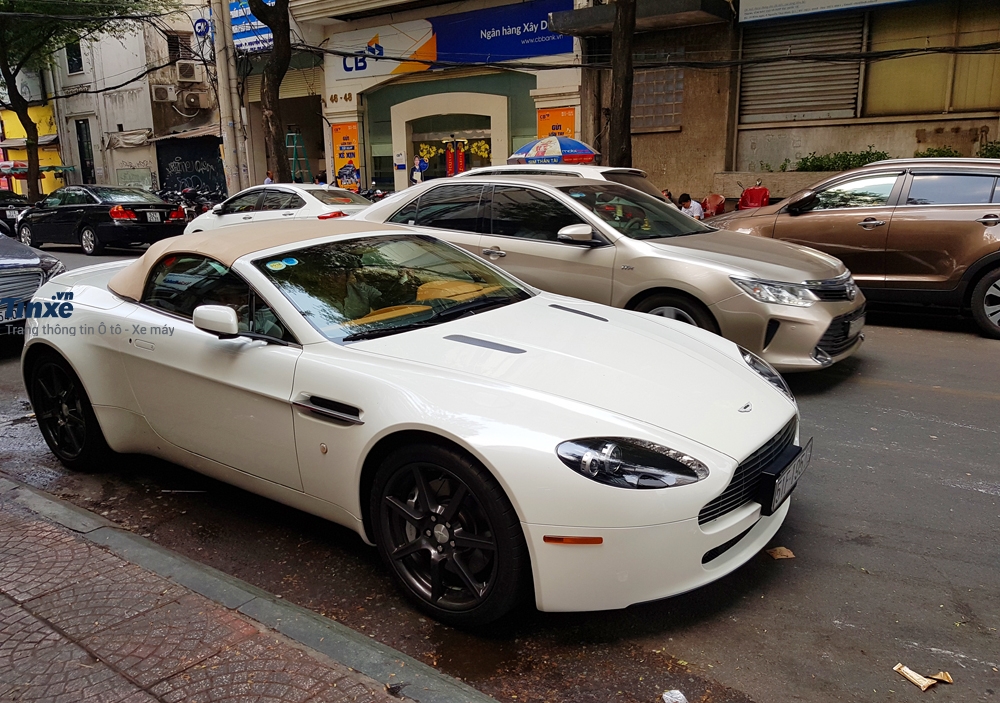 Còn đây là siêu xe mui trần sang chảnh Aston Martin V8 Vantage được nhập khẩu không chính hãng