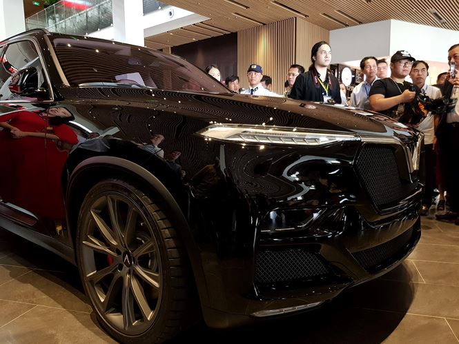 Ngoại hình LUX V8 có đôi chút khác biệt so với lUX SA2.0