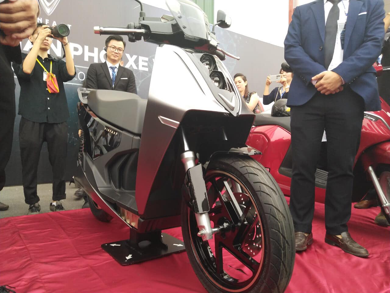 Dàn đầu của xe sử dụng đèn LED 2 tầng Dàn đầu của xe sử dụng đèn LED 2 tầng