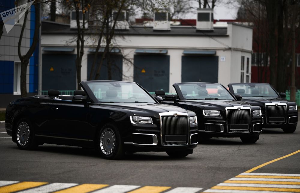 Những chiếc Aurus Senat Convertible được dùng trong lễ duyệt binh