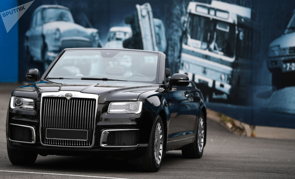 Aurus Senat Convertible được trang bị đầu xe khá giống Rolls-Royce