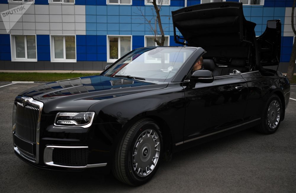 Aurus Senat Convertible được trang bị mui có thể gập ra đằng sau