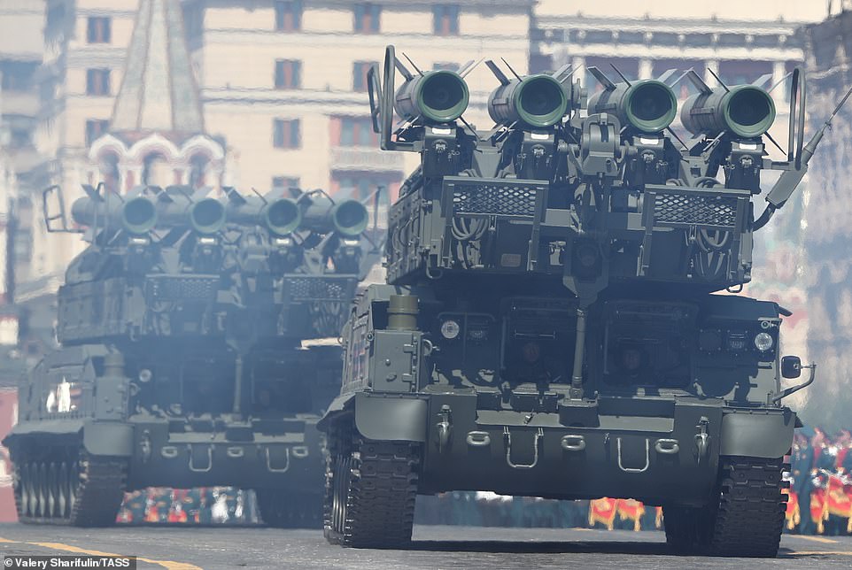 Những chiếc xe quân sự xuất hiện trong lễ duyệt binh