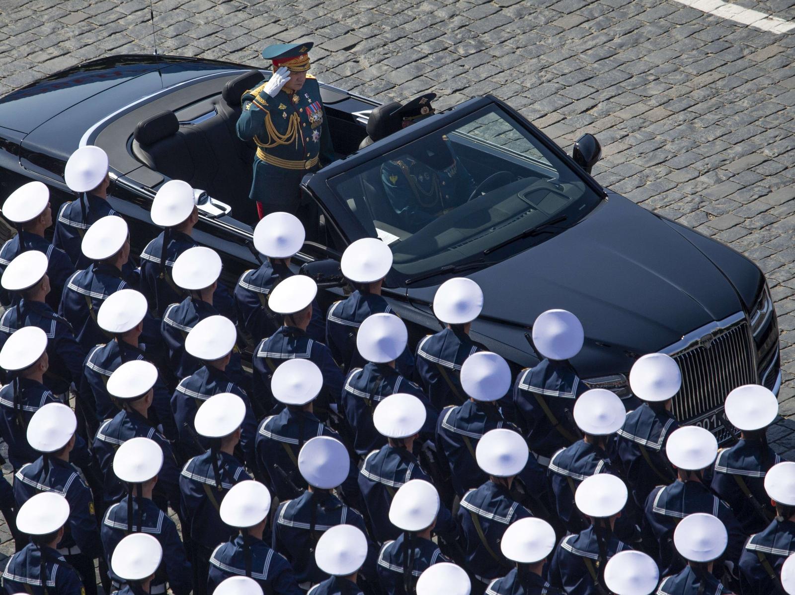 Aurus Senat Convertible có cả chế độ lái dành riêng cho những sự kiện duyệt binh như thế này