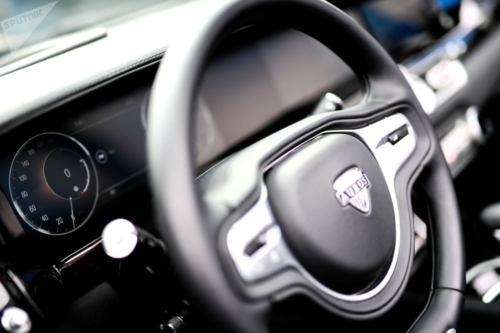 Đằng sau vô lăng là bảng đồng hồ kỹ thuật số hiện đại