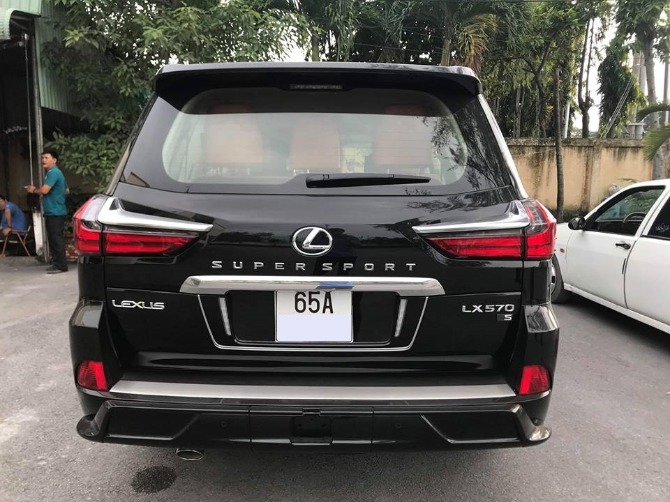 Còn đây là đuôi xe của Lexus LX570 Super Sport zin