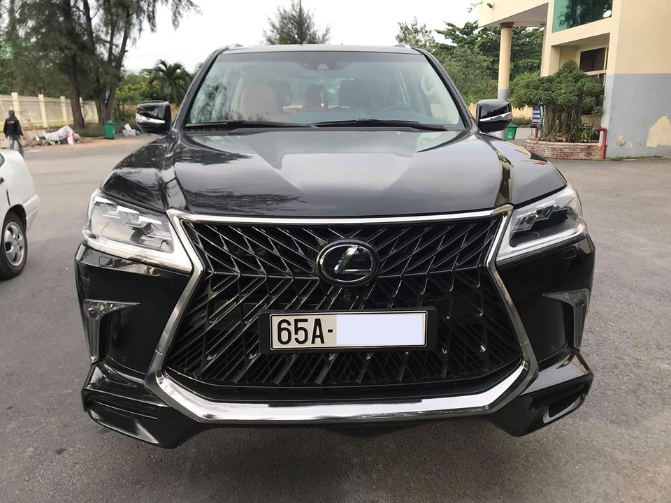 Còn đây là một chiếc Lexus LX570 Super Sport xịn