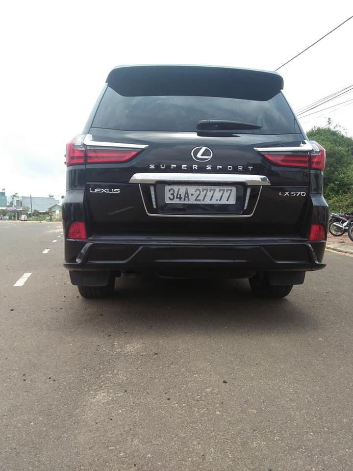Nhìn từ đuôi xe bản độ Lexus LX570 ở Hải Dương khá hoàn hảo chỉ thiếu logo chữ S