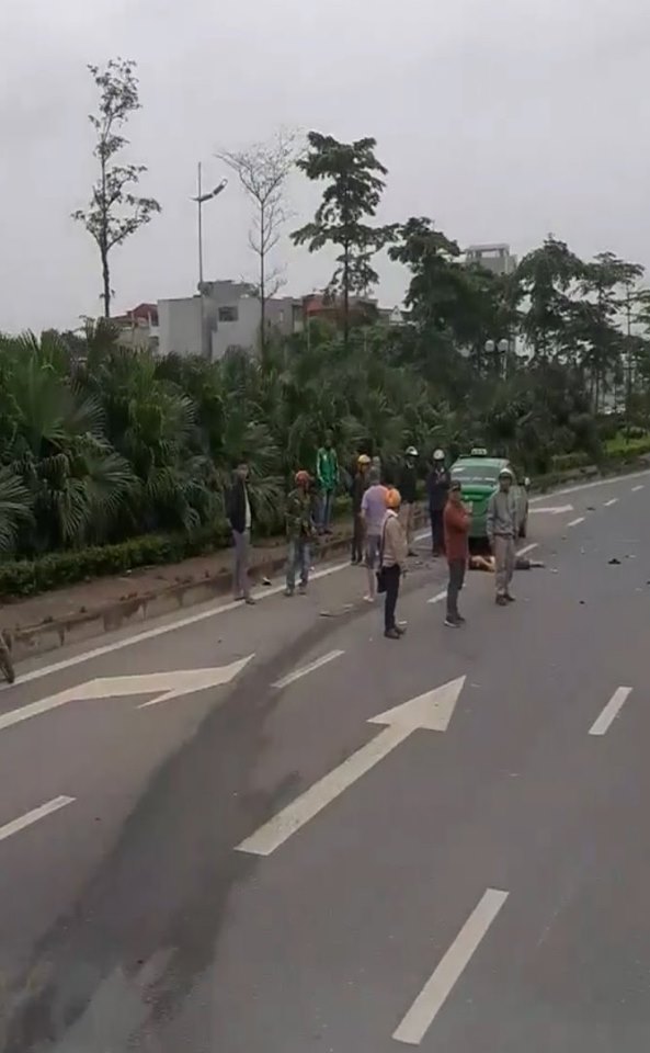Hiện trường vụ tai nạn xảy ra tại Long Biên - Hà Nội (Ảnh: Facebook) Hiện trường vụ tai nạn xảy ra tại Long Biên - Hà Nội (Ảnh: Facebook)