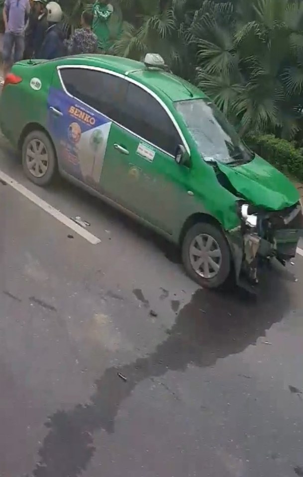 Chiếc xe Taxi hư hỏng nặng phần đầu Chiếc xe Taxi hư hỏng nặng phần đầu