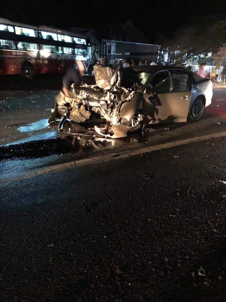 Chiếc ô tô 4 chỗ nát bét phần đầu xe