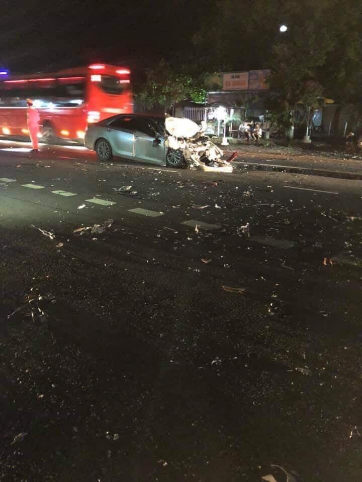 Hiện trường vụ tai nạn giữa xe khách Thành Bưởi và chiếc ô tô 4 chỗ