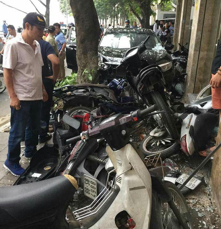 Chiếc Honda tông hàng loạt xe máy Chiếc Honda tông hàng loạt xe máy