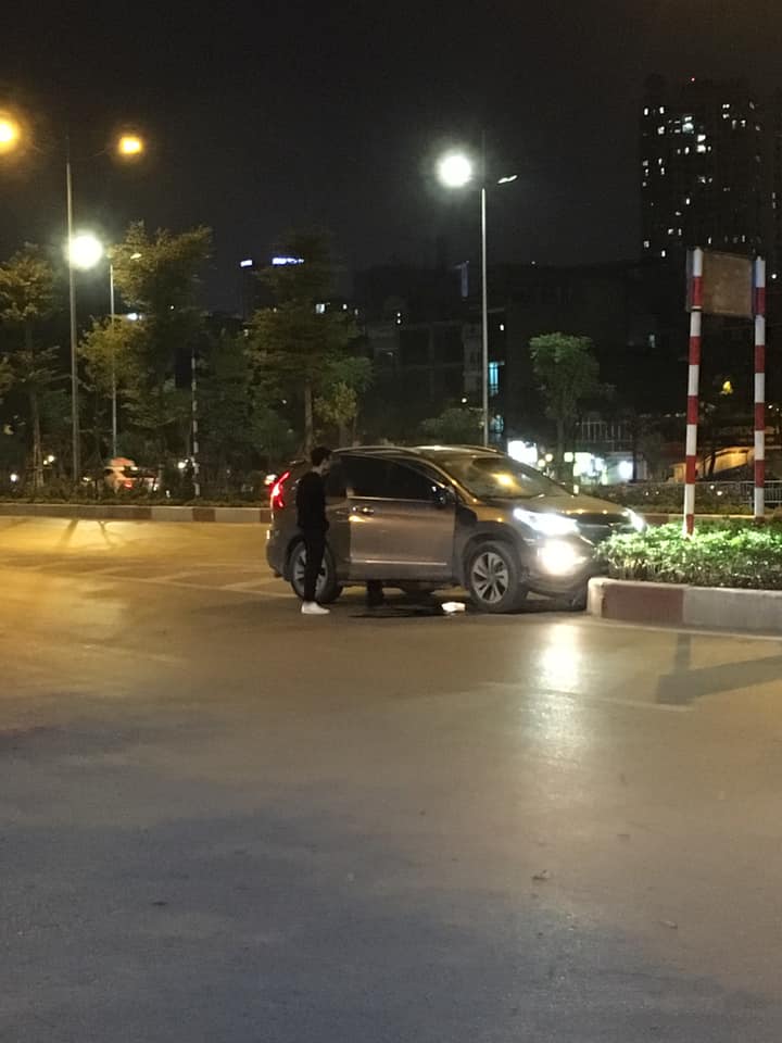 Tài xế lái Honda CR-V 2015 tông vào dải phân cách ở đường Láng bị tình nghi say xỉn Tài xế lái Honda CR-V 2015 tông vào dải phân cách ở đường Láng bị tình nghi say xỉn