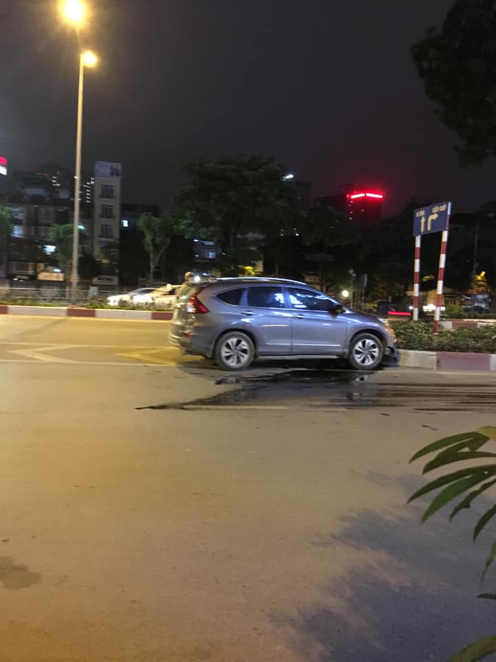 Mặt đường xuất hiện nhiều vết dầu tràn Mặt đường xuất hiện nhiều vết dầu tràn