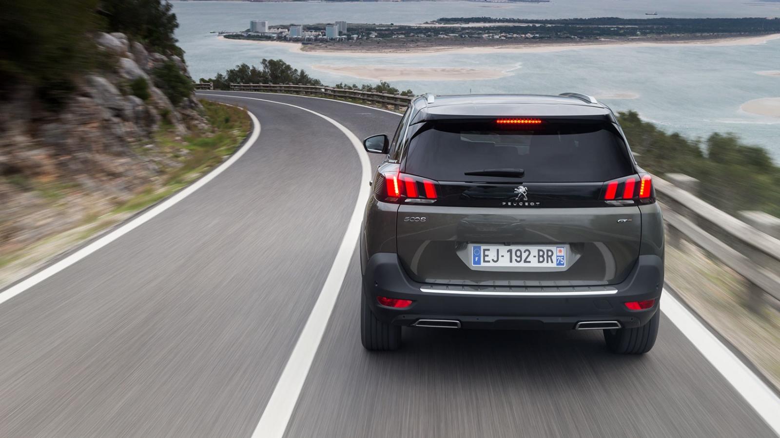 Peugeot 5008 mang nét thiết kế đậm chất Châu Âu nhưng thiết kế hơi "già dặn" fs