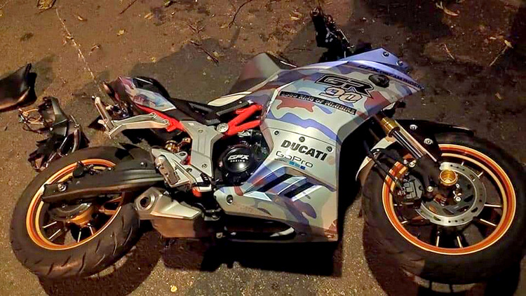 Hiện trường vụ tai nạn, chiếc xe mô tô hư hỏng nặng trên đường Phạm Hồng Thái, Vũng Tàu