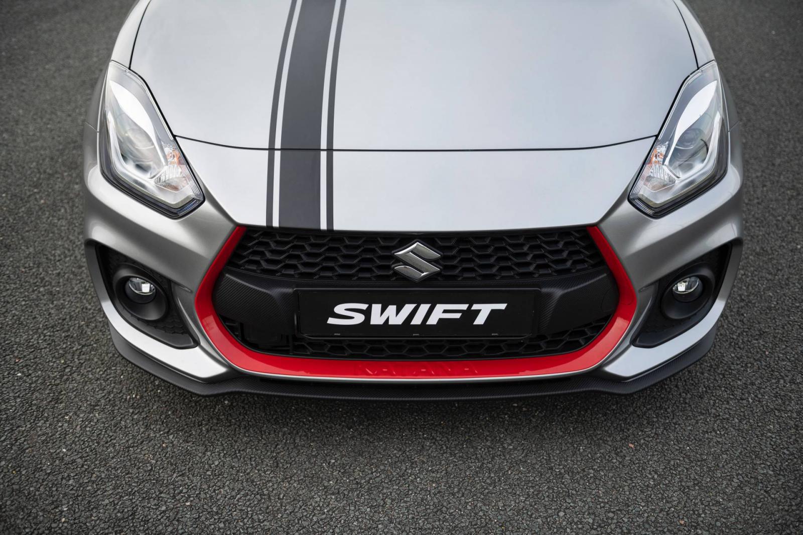 Viền lưới tản nhiệt màu đỏ của Suzuki Swift Sport Katana 2019