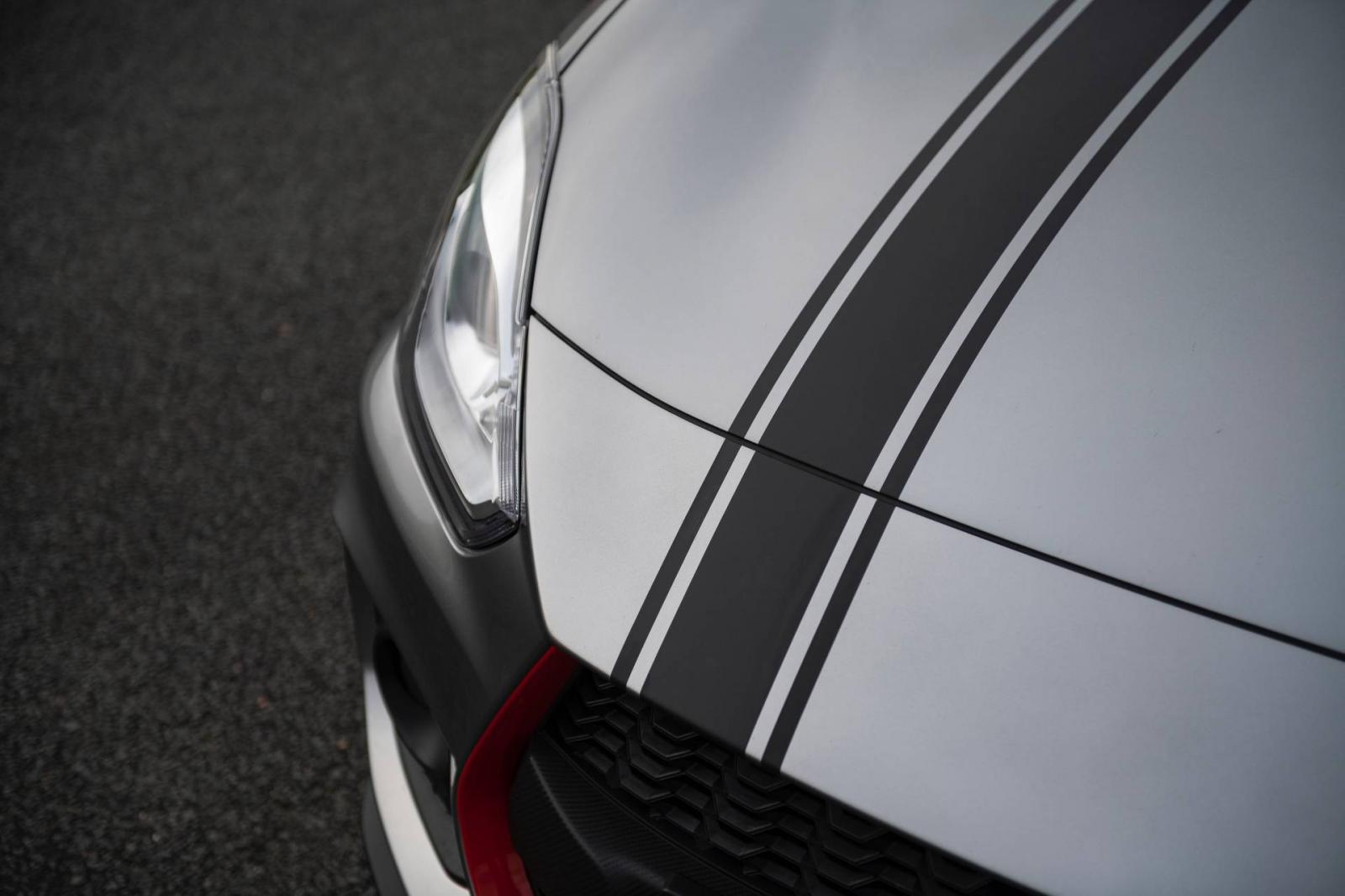 Vạch sơn trên nắp capô của Suzuki Swift Sport Katana 2019