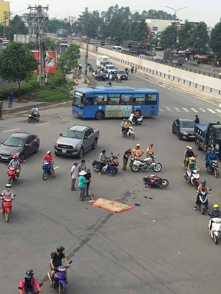 Hiện trường vụ tai nạn khiến 1 người phụ nữ tử vong ngay tại ngã ba Vũng Tàu vào sáng nay Hiện trường vụ tai nạn khiến 1 người phụ nữ tử vong ngay tại ngã ba Vũng Tàu vào sáng nay