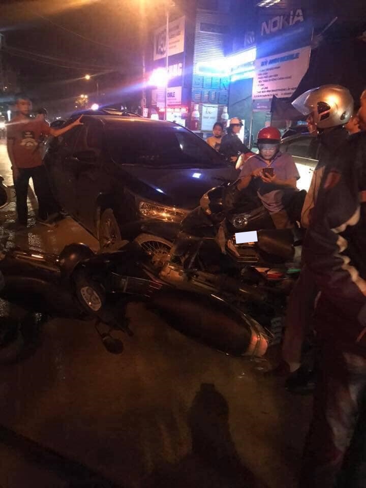 Tài xế chiếc Toyota Corolla Altis gây tai nạn bị nghi say xỉn Tài xế chiếc Toyota Corolla Altis gây tai nạn bị nghi say xỉn