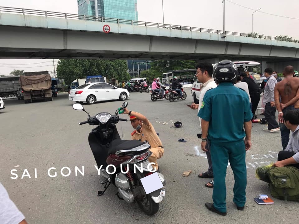 Gia đình 3 người di chuyển trên chiếc Honda SH về thăm người thân nhưng không may gặp nạn trên đường Gia đình 3 người di chuyển trên chiếc Honda SH về thăm người thân nhưng không may gặp nạn trên đường