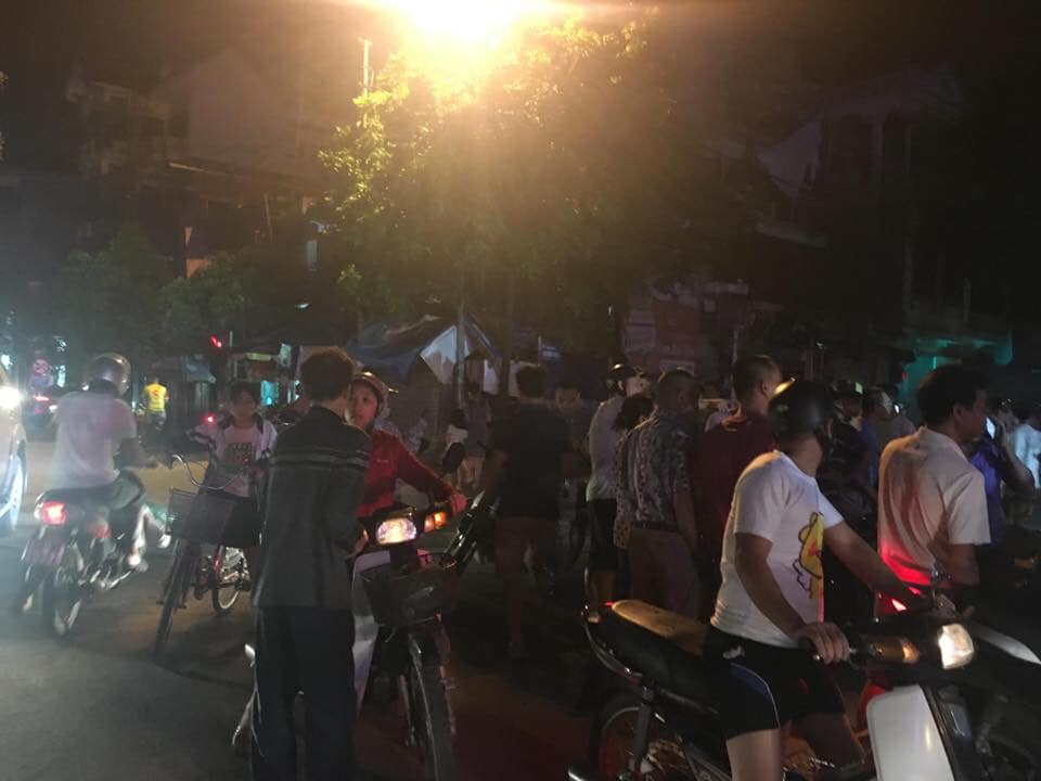 Nhiều người dân đứng xem vụ tai nạn Nhiều người dân đứng xem vụ tai nạn