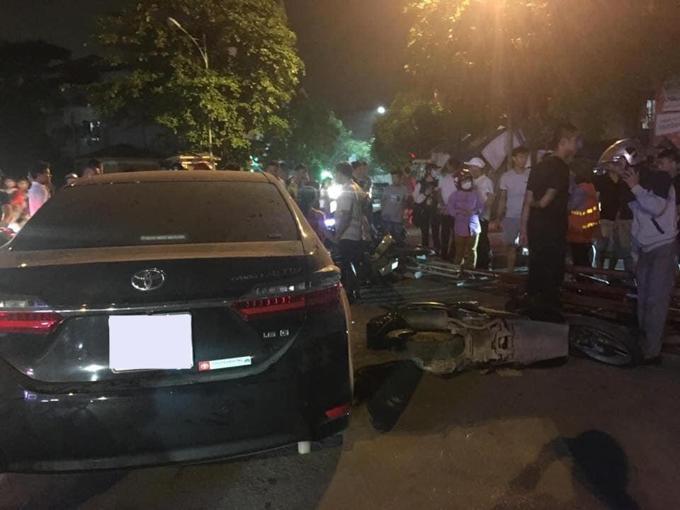 Hiện trường vụ tai nạn Toyota Corolla Altis tông hàng loạt xe máy đang dừng chờ tàu hoả tại Vĩnh Phúc Hiện trường vụ tai nạn Toyota Corolla Altis tông hàng loạt xe máy đang dừng chờ tàu hoả tại Vĩnh Phúc