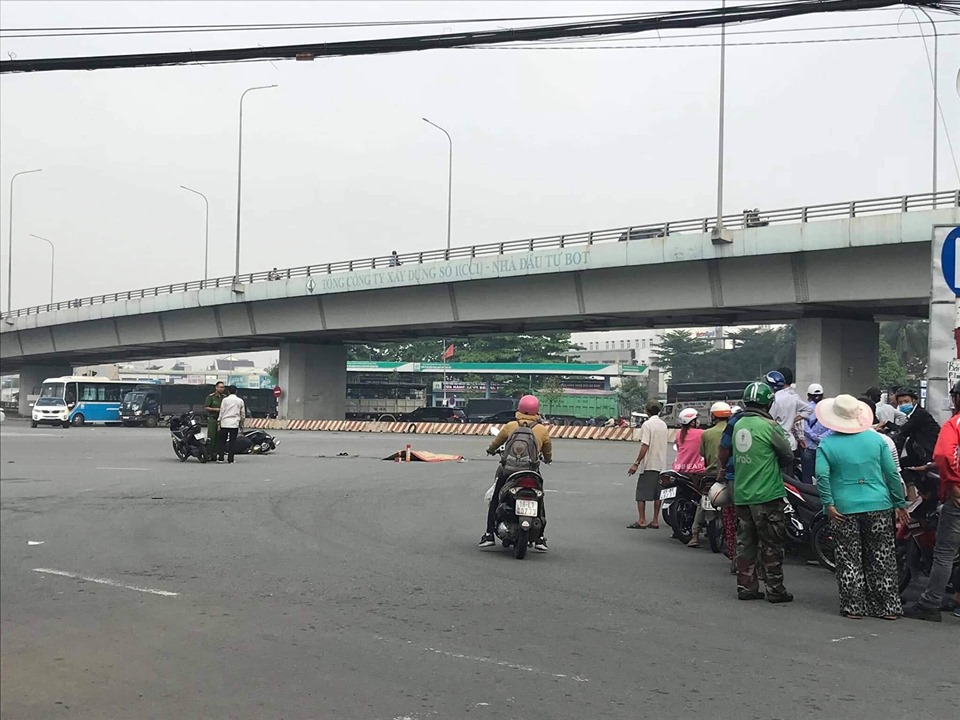 Người dân đứng xem vụ tai nạn thương tâm Người dân đứng xem vụ tai nạn thương tâm