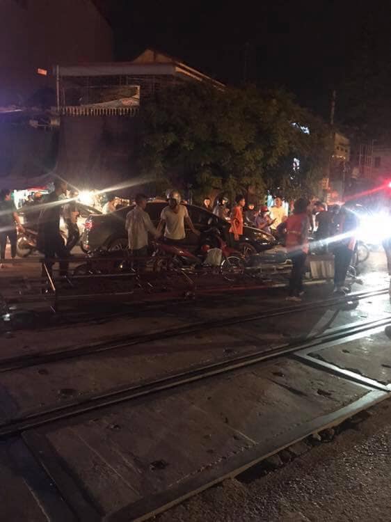 Vụ tai nạn xảy ra khi những người dân tham gia giao thông đang dừng chờ tàu hoả Vụ tai nạn xảy ra khi những người dân tham gia giao thông đang dừng chờ tàu hoả