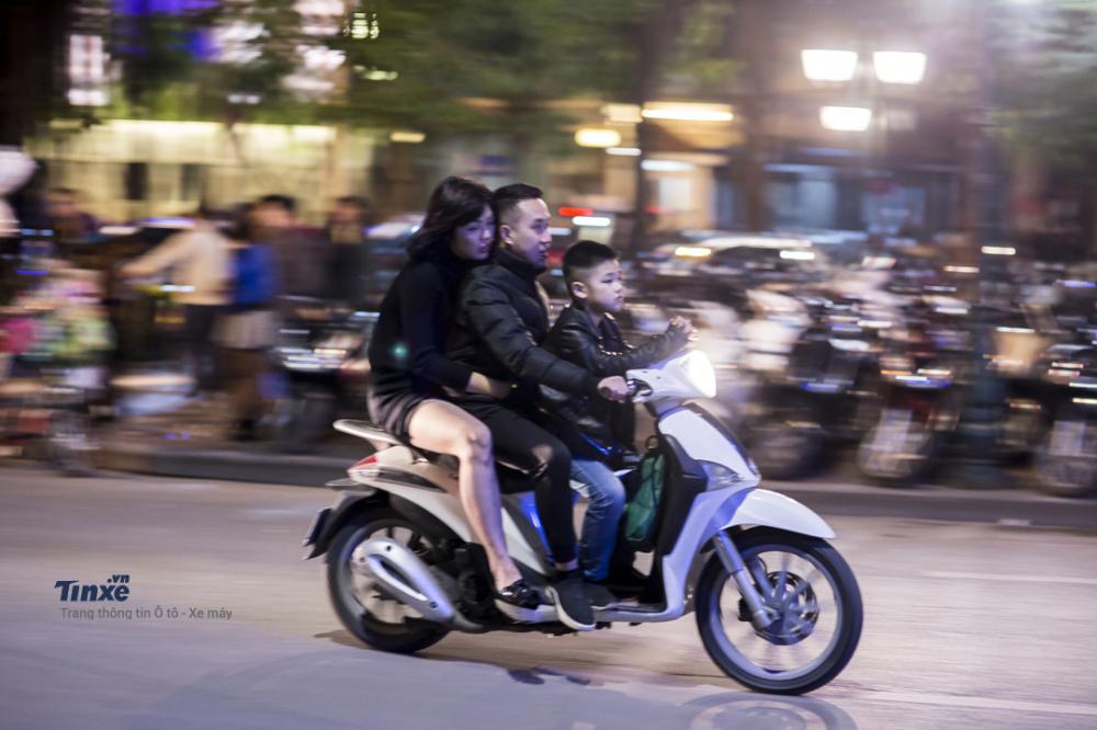 Không sử dụng mũ bảo hiểm hoặc sử dụng mũ bảo hiểm không đúng tiêu chuẩn là một điều thường thấy ở người lái xe máy Việt Nam.