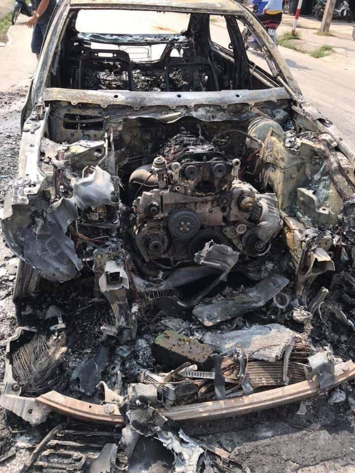 Theo một số nguồn tin, nguyên nhân của vụ cháy là do rơm mắc dưới gầm chiếc Mercedes-Benz