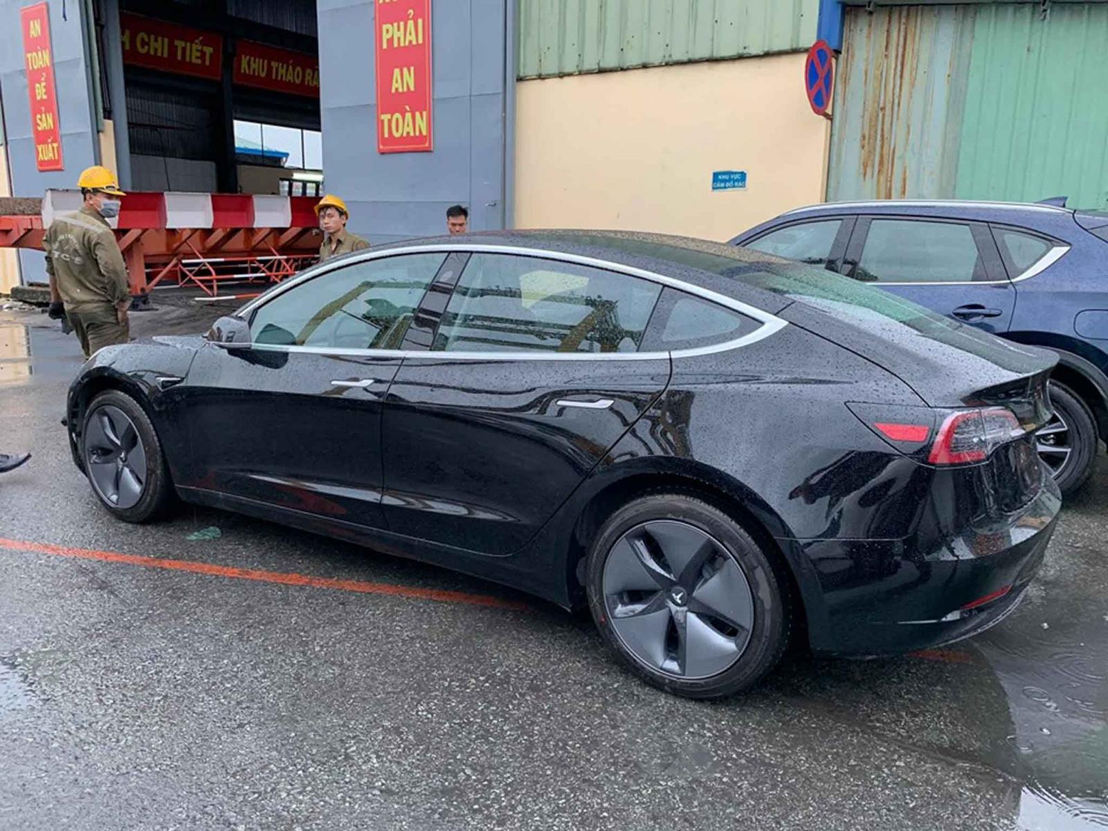 Chiếc Tesla Model 3 xuất hiện tại cảng ở khu vực Tp. Hồ Chí Minh