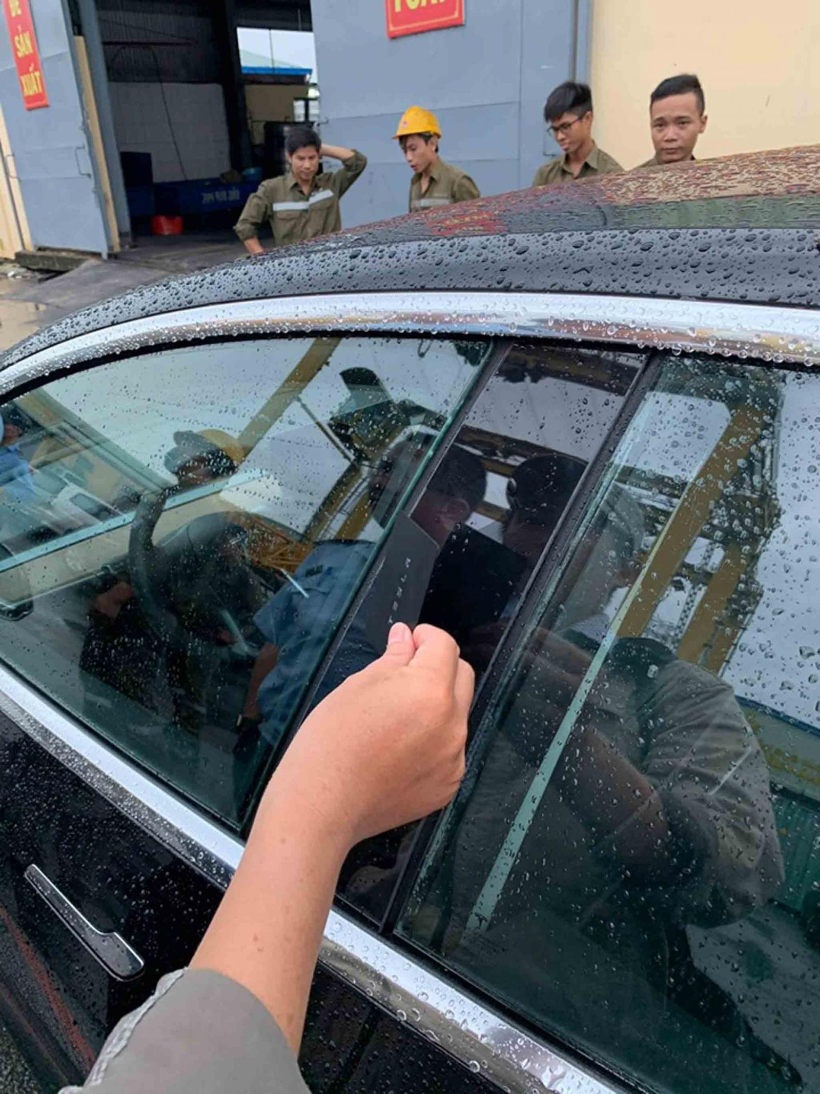 Quẹt thẻ Key Card vào cột B để mở cửa xe