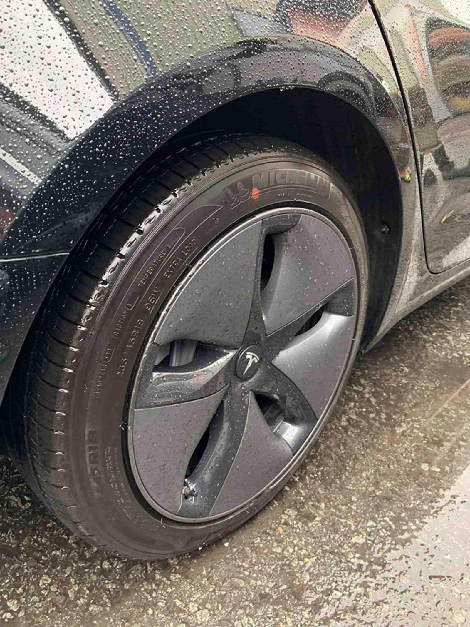 Bộ vành 18 inch có tên Aero Wheels của chiếc Tesla Model 3 đầu tiên về Việt Nam
