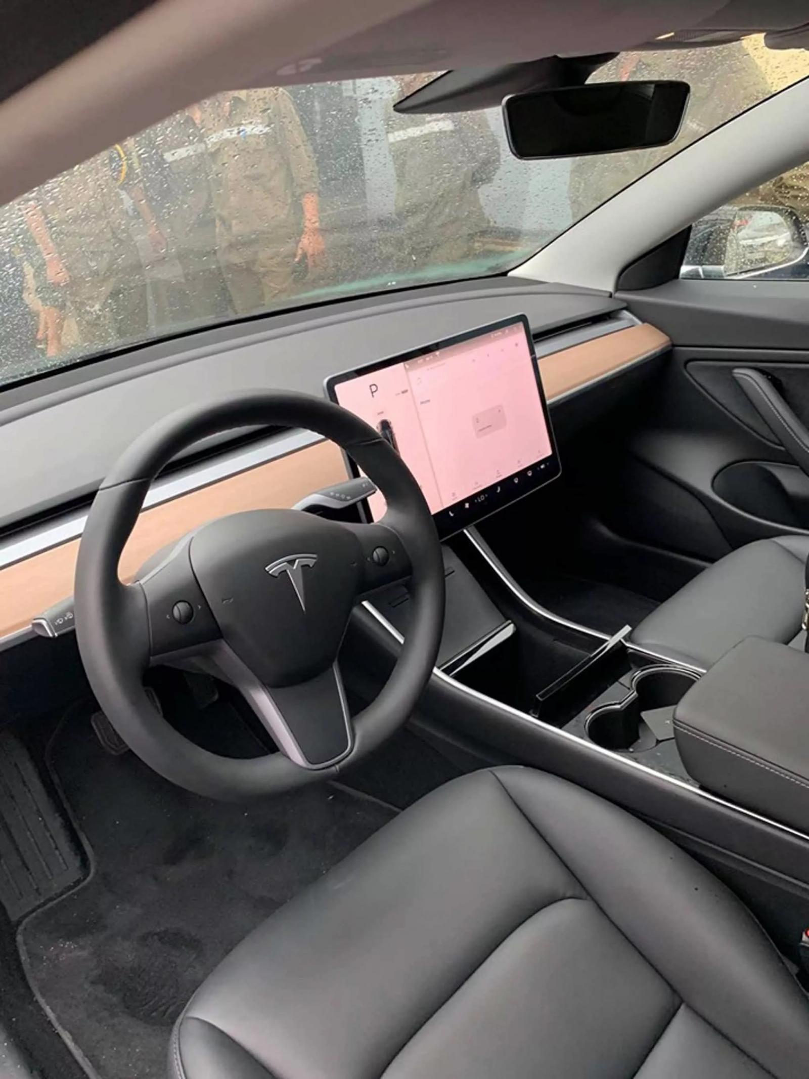 Nội thất đơn giản bên trong chiếc Tesla Model 3