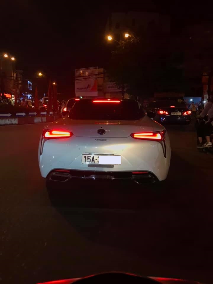 Lexus LC 500h 2018 màu trắng độc nhất Việt Nam trên đường phố Hải Phòng với biển 15A