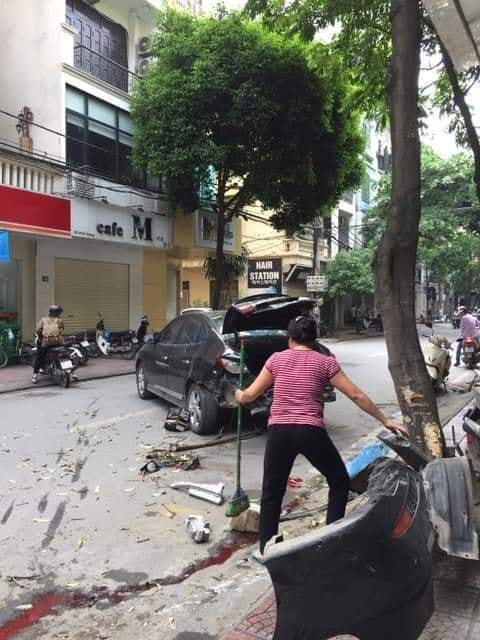 Cản sau của chiếc ô tô 30A-079.XX nằm trên vỉa hè