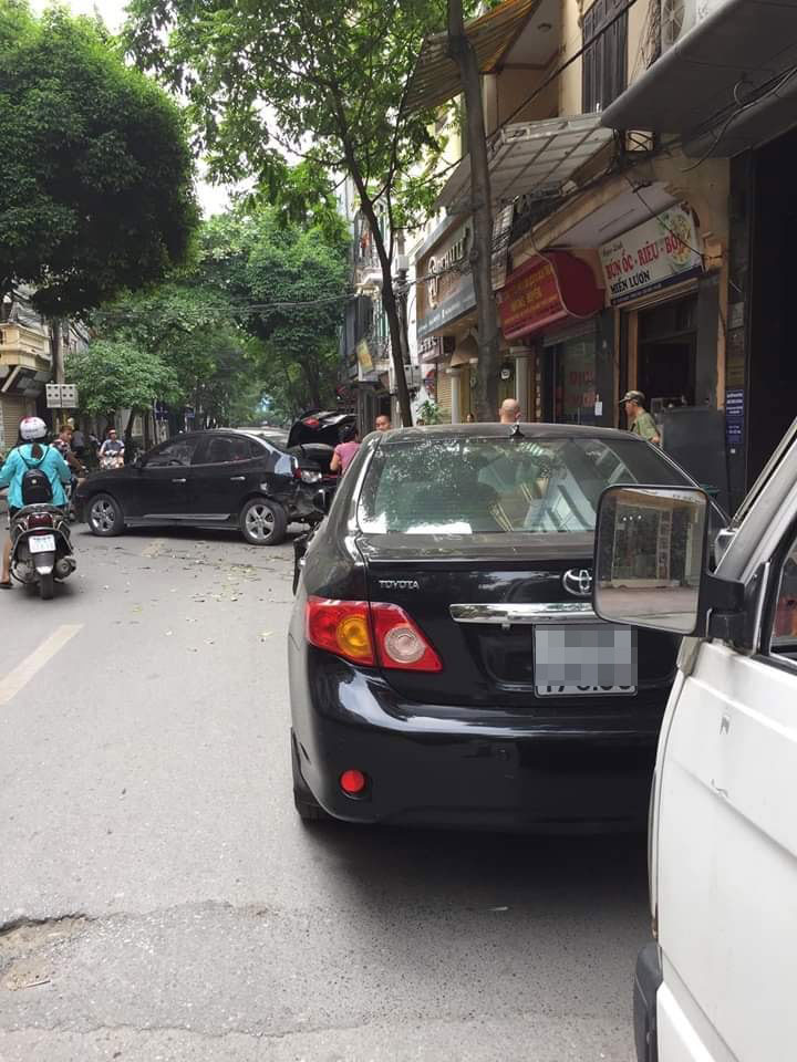 Chiếc Toyota Corolla Altis chỉ dừng lại sau khi tông vào đuôi một chiếc ô tô đang đỗ bên đường