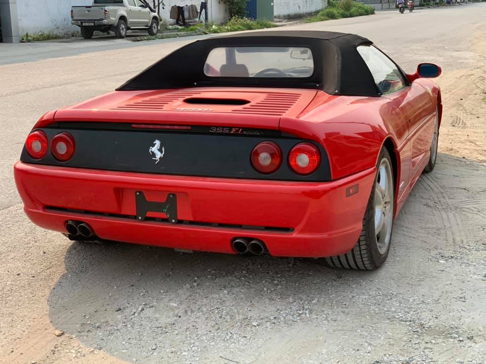 Ferrari F355 Spider được trang bị động cơ V8, dung tích 3.5 lít
