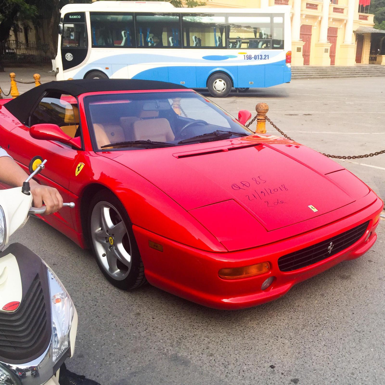 Ferrari F355 Spider lúc còn ở Hải Phòng với đèn pha đóng xuống