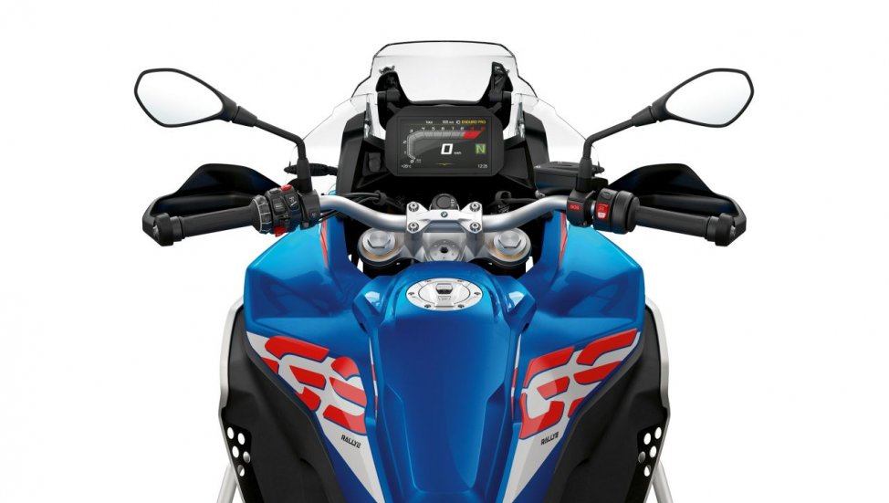 Trang bị tiêu chuẩn của xe là đồng hồ analog kết hợp LCD. Tuy nhiên khách hàng có thể nâng cấp lên màn hình màu TFT cao cấp hơn