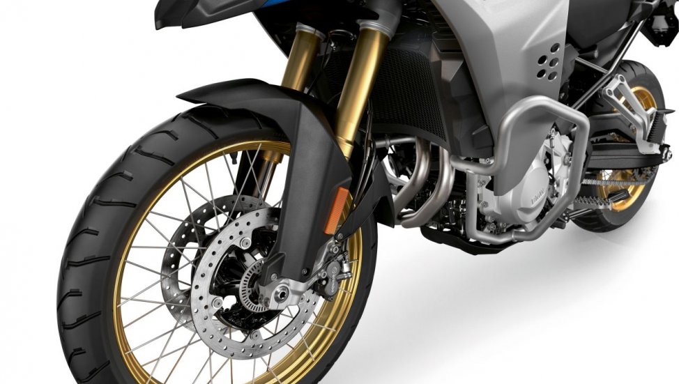 Hệ thống treo hành trình dài và bộ vành nan đi kèm lốp đa địa hình giúp xe chinh phục đường xấu dễ dàng hơn