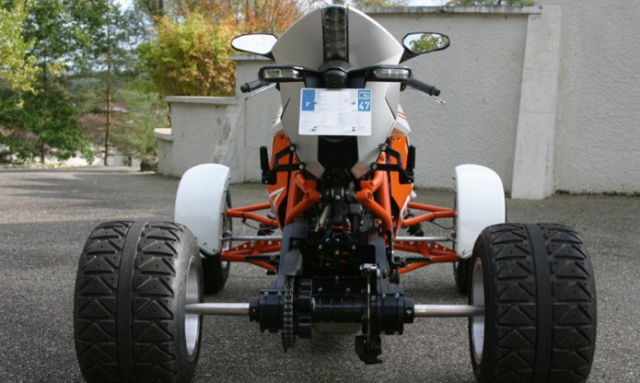 Hệ treo phía sau xe được giữ nguyên và thay đổi càng, trục và bộ vành lốp