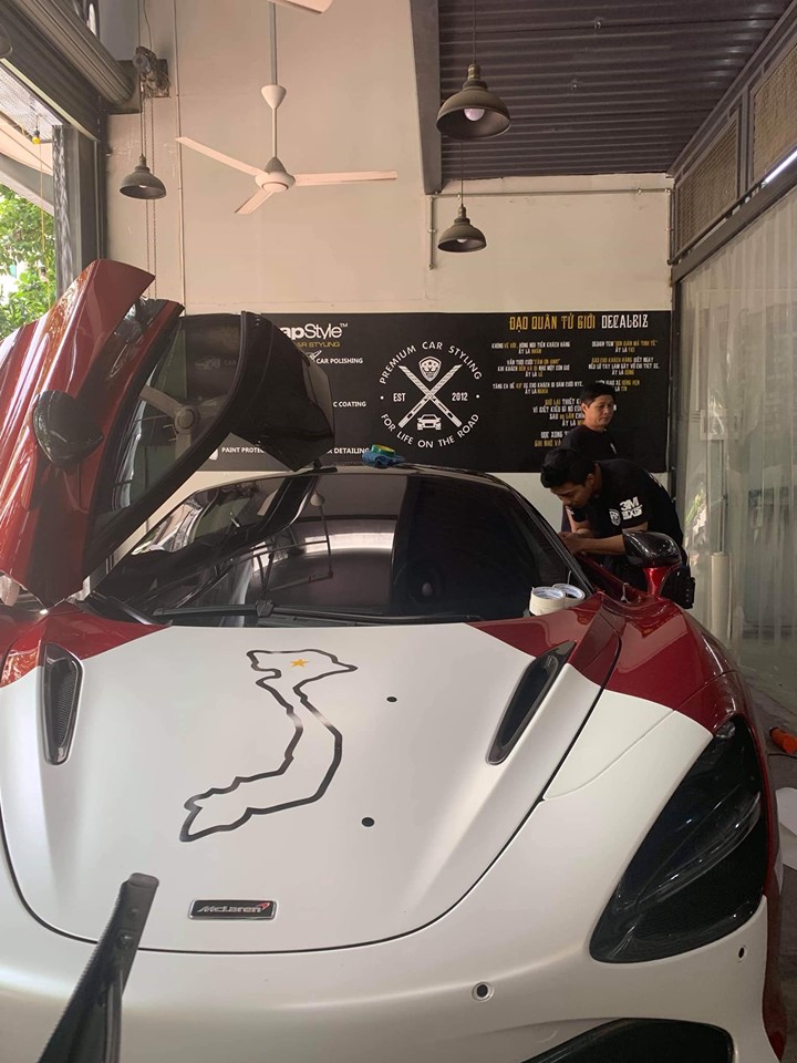 Bản đồ Việt Nam đang được hoàn thiện trên nắp capô của McLaren 720S Bản đồ Việt Nam đang được hoàn thiện trên nắp capô của McLaren 720S
