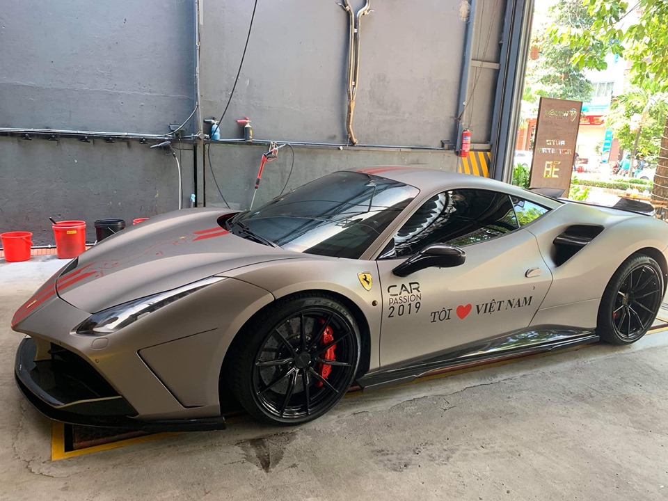 Thông điệp Tôi Yêu Việt Nam và logo Car Passion 2019 bên hông Ferrari 488 GTB SVR Thông điệp Tôi Yêu Việt Nam và logo Car Passion 2019 bên hông Ferrari 488 GTB SVR