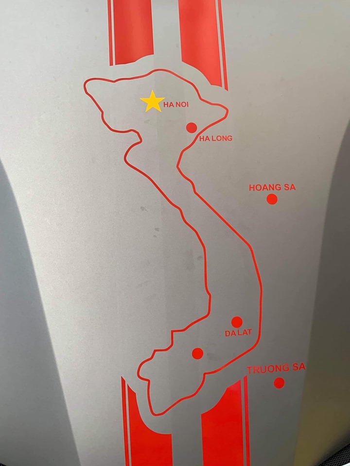 Cận cảnh bản đồ Việt Nam trên siêu xe Ferrari 488 GTB Cận cảnh bản đồ Việt Nam trên siêu xe Ferrari 488 GTB