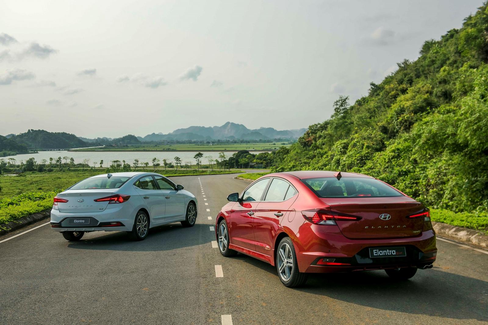 ảnh 4 Khu vực đuôi xe ấn tượng hơn với cụm đèn hậu full LED sắc sảo, bản Sport có ống xả kép tuy nhiên vành xe vẫn là loại 17 inch như ở thế hệ cũ không phải là trang bị 18 inch như ở các phiên bản nước ngoài